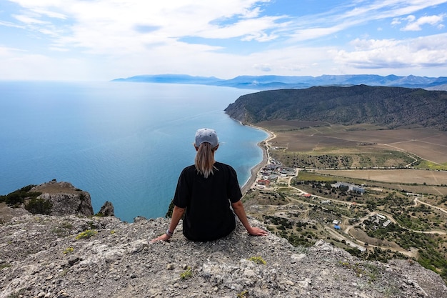 Una niña en el fondo de los paisajes del Mar Negro y las montañas de Crimea en el sendero Golitsyn Crimea 2021