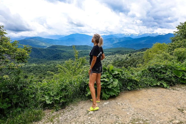 Una niña en el fondo de los prados alpinos de la meseta de LagoNaki en Adiguesia Rusia 2021