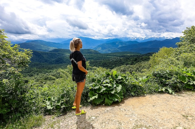 Una niña en el fondo de los prados alpinos de la meseta de LagoNaki en Adiguesia Rusia 2021