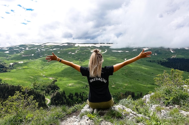 Una niña en el fondo de los prados alpinos de la meseta de LagoNaki en Adiguesia Rusia 2021