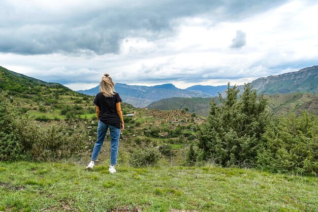 Una niña en el fondo del pueblo de Kurib en las montañas del Cáucaso en lo alto de un acantilado Daguestán Rusia junio de 2021