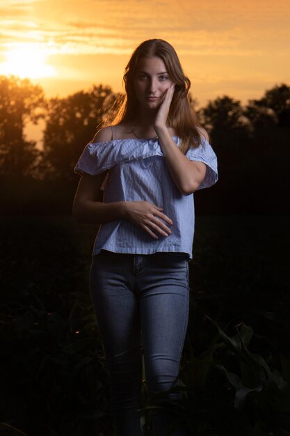 Una niña en el fondo de la puesta de sol.