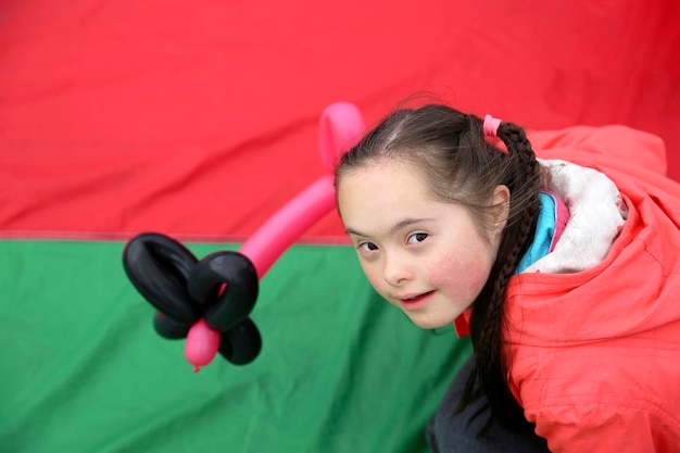 Niña en el fondo de rojo y verde.