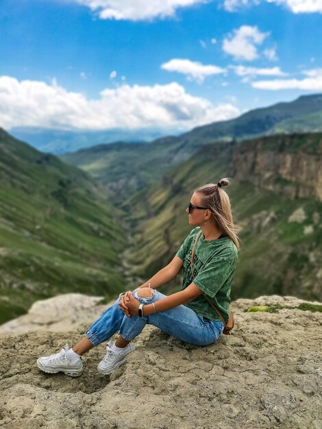 Una niña en el fondo del valle de Khunzakh Cascadas de Khunzakh Daguestán 2021