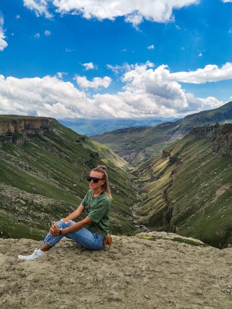 Una niña en el fondo del valle de Khunzakh Cascadas de Khunzakh Daguestán 2021