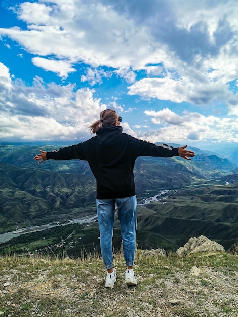 Una niña en el fondo de una vista impresionante de las montañas en Daguestán Cáucaso Rusia 2021