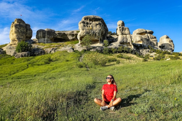 Una niña en el fondo de una vista pintoresca de las esfinges de Bakhchisarai en verano Bakhchisarai Mayo de 2021