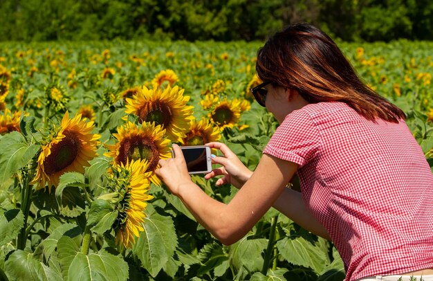 Niña fotografiada girasol smartphone