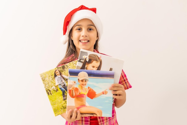 Niña con fotos en lienzo En Navidad