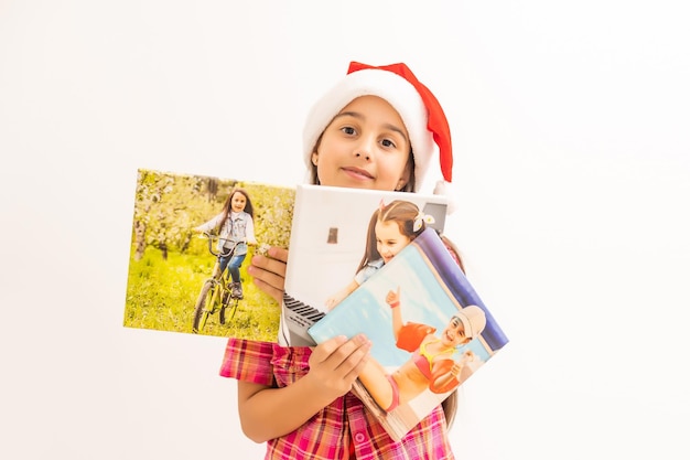 Niña con fotos en lienzo En Navidad