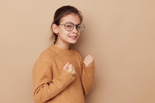 Niña con gafas emociones gesto manos fondo aislado