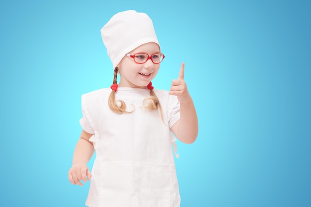 Niña con gafas juega en el médico como mamá