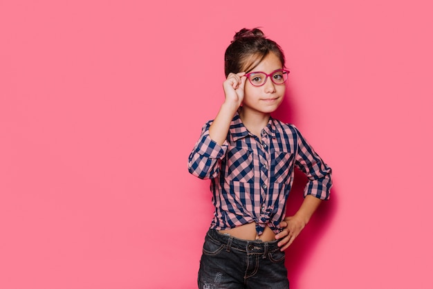 Foto niña con gafas posando