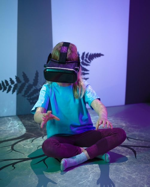 Niña con gafas de realidad virtual interactuando con la realidad virtual