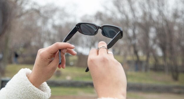 Niña con gafas de sol al aire libre