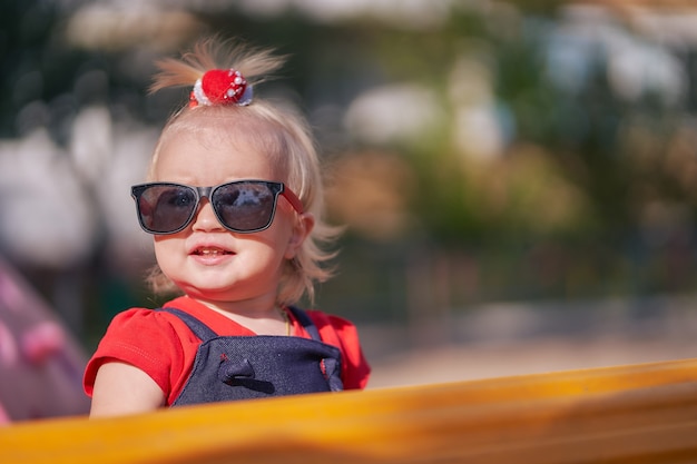 Foto niña con gafas de sol en un día de verano