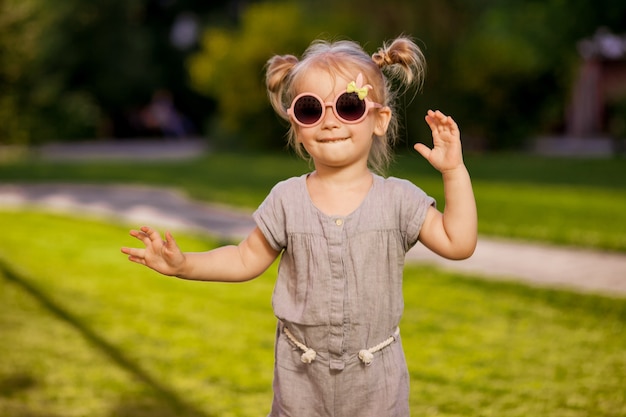 Niña con gafas alimenta a los Foto de stock 2365855989