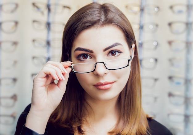 Foto niña con gafas en la tienda