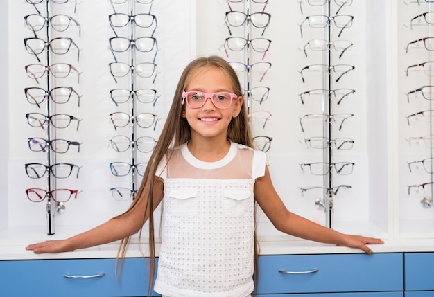 Niña con gafas