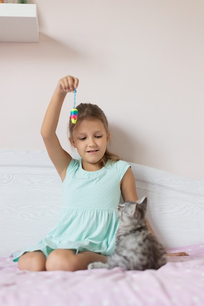 Niña con gatito en la habitación