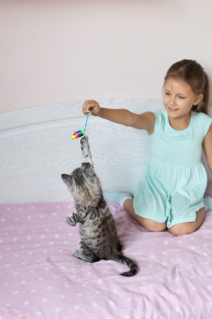 Niña con gatito en la habitación