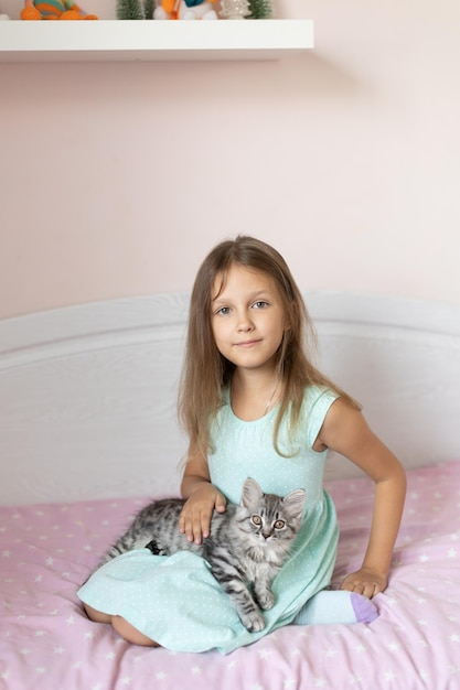 Niña con gatito en la habitación