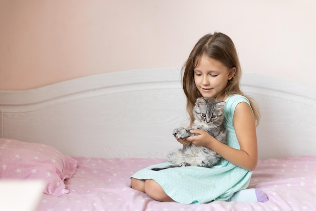 Niña con gatito en la habitación