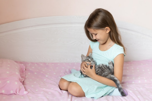 Niña con gatito en la habitación