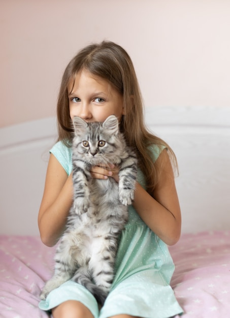 Niña con gatito en la habitación