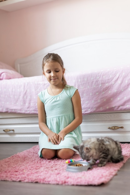 Niña con gatito en la habitación