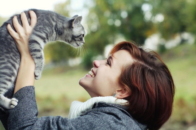 niña con un gatito