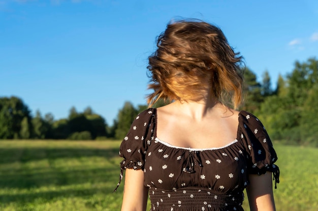 La niña gira la cabeza de un lado a otro haciendo que su cabello vuele