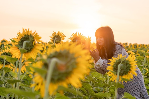 La niña con girasol en el parque de flores.