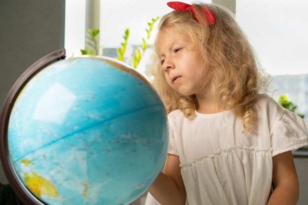 Niña con un globo estudiar geografía regreso a la escuela