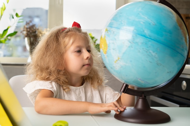 Niña con un globo estudiar geografía regreso a la escuela