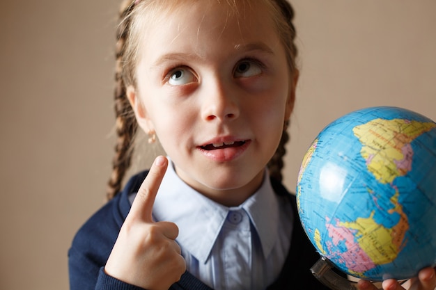 Foto una niña con un globo lo pensó.