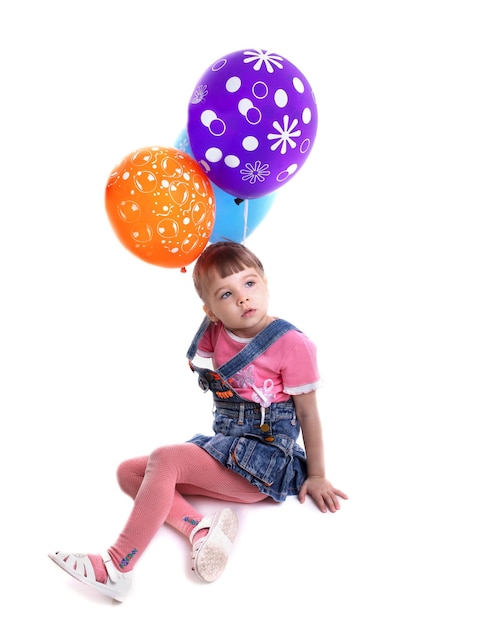 Foto niña con globos de colores