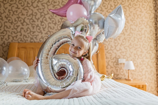 niña con globos de cumpleaños