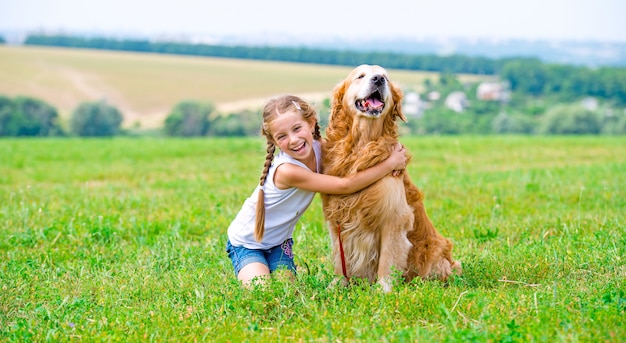 Niña con golden retriever