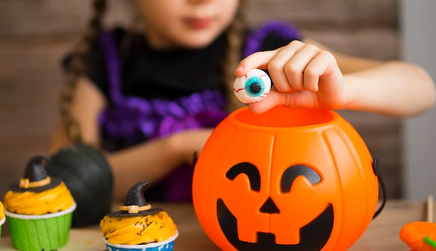 Niña y golosinas de halloween