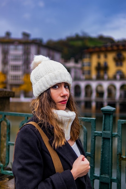 Foto niña con gorra y bufanda en invierno