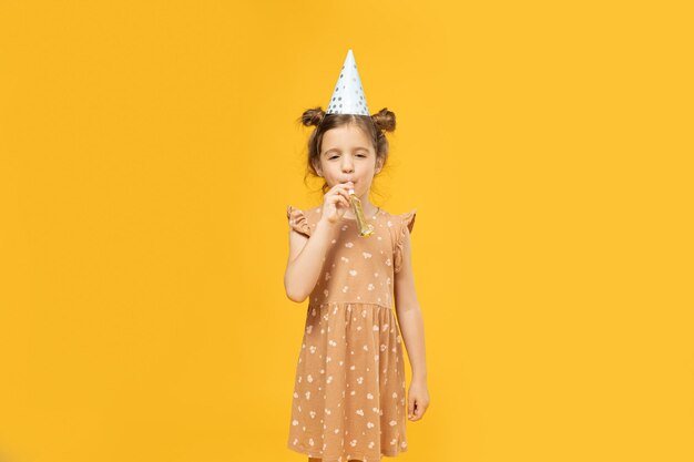 Una niña con una gorra navideña y una pipa.