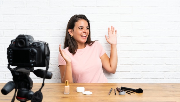 Niña grabando un video tutorial con expresión facial sorpresa