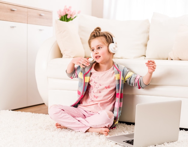 Niña grabando video