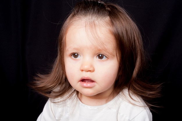 Niña graciosa smilong una sonrisa feliz