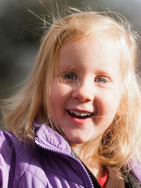 Niña con gran sonrisa.