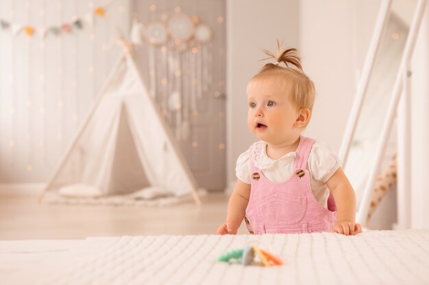 niña en la guardería jugando