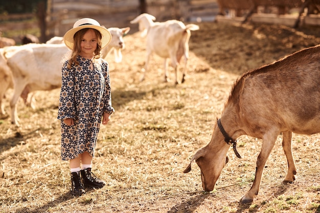 A una niña le gusta estar en una granja con animales.