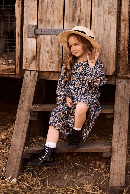 A una niña le gusta estar en una granja con animales.