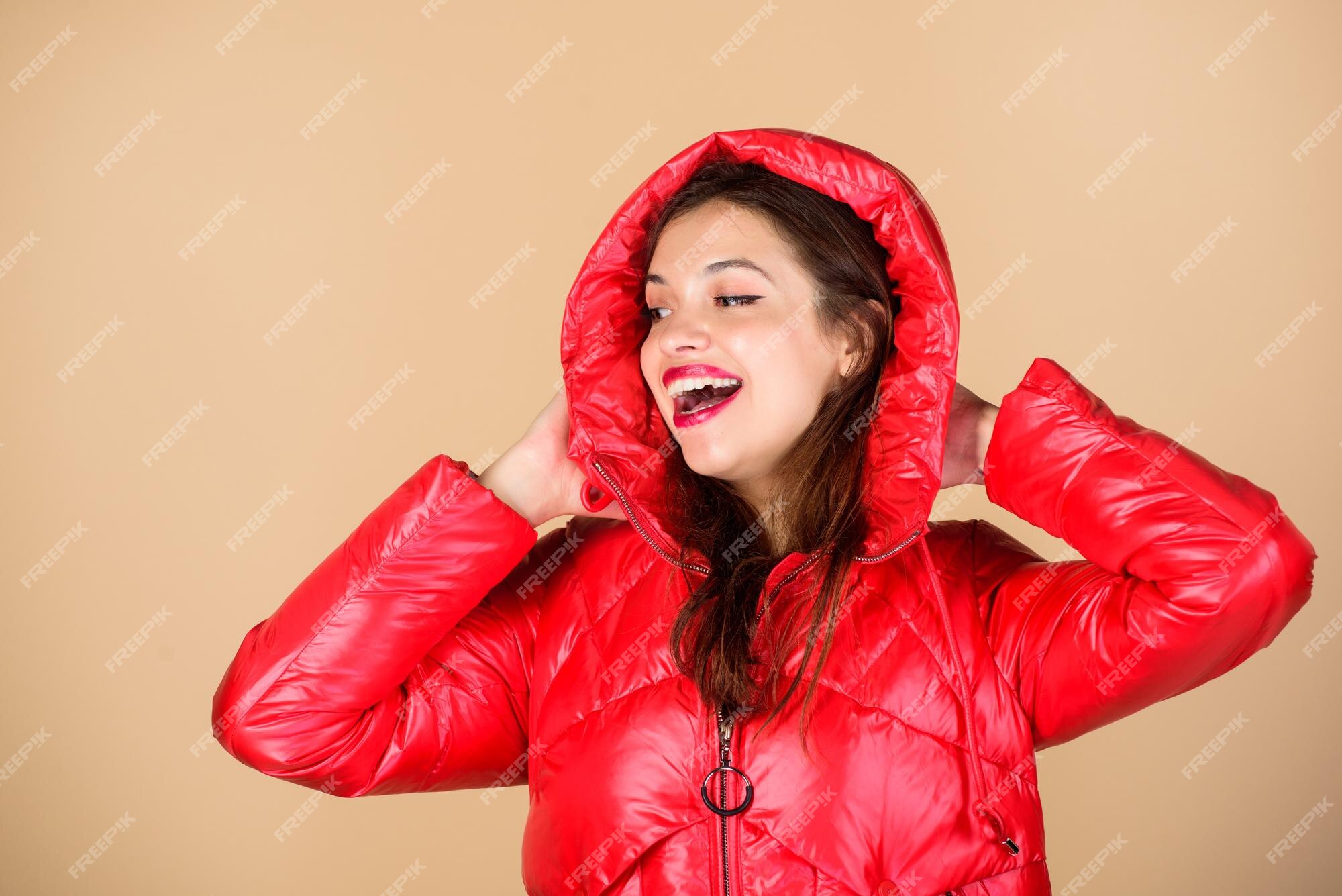 A la niña le gusta una brillante con capucha abrigo cálido chaqueta plumas cómoda color rojo encontrar la chaqueta de invierno adecuada es esencial para disfrutar la temporada de